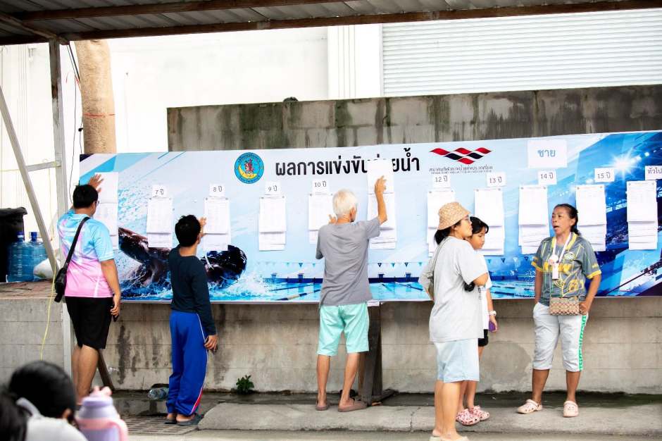 Teilnehmer und Angehörige verfolgen die veröffentlichten Ergebnisse der einzelnen Altersklassen. Bild: PR Pattaya