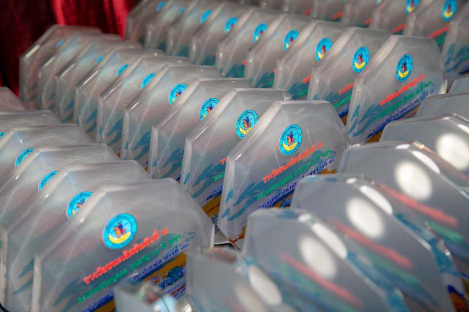 Zahlreiche Trophäen und Ehrengaben wurden an die erfolgreichen Schwimmerinnen und Schwimmer vergeben. Bild: PR Pattaya