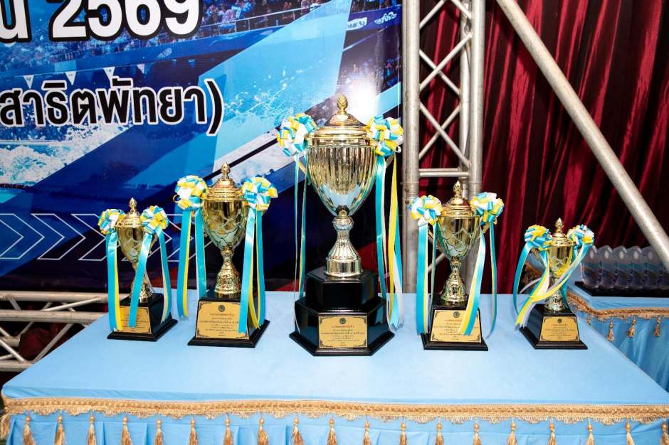 Pokale und Auszeichnungen standen für die besten Leistungen des zweitägigen Schwimmwettbewerbs bereit. Bild: PR Pattaya
