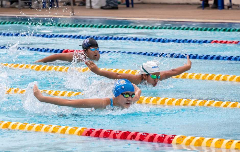 Junge Athletinnen und Athleten kämpfen im Schwimmbecken um Sekunden und Platzierungen. Bild: PR Pattaya