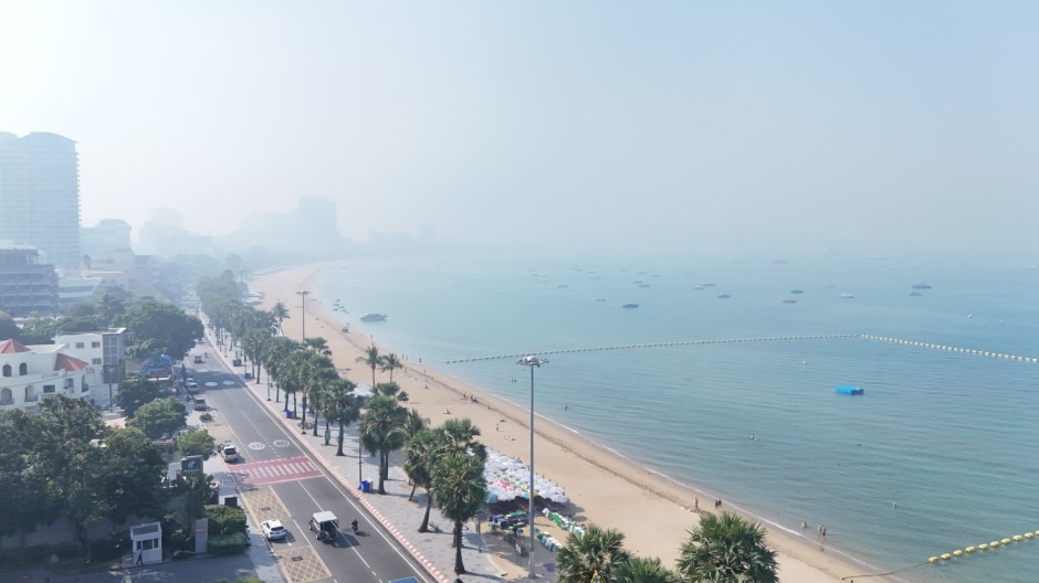 Trüber Morgen am Pattaya Beach: Der Smog liegt schwer über Küste und Stadt, die PM2.5-Werte sind erhöht. Bild: TMN.TV