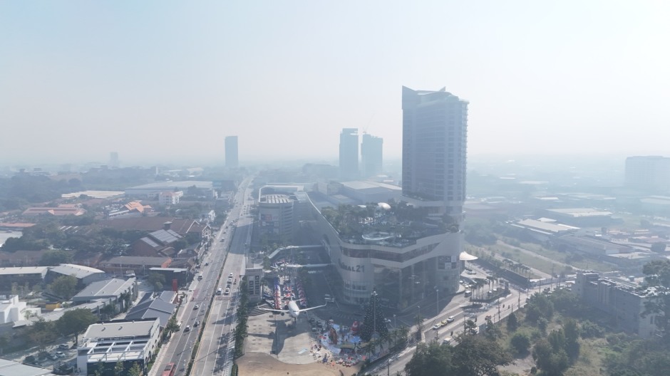 Blick auf das Terminal 21 und den Dolphin-Kreisverkehr: Auch in Naklua beeinträchtigt dichter Smog die Sicht. Bild: TMN.TV