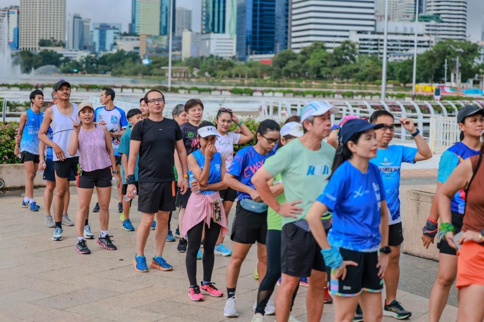 Vor dem Start: Sportbegeisterte warten auf den Beginn des traditionellen Halbmarathons in Bangkok. Bild: 12 AUG Half Marathon