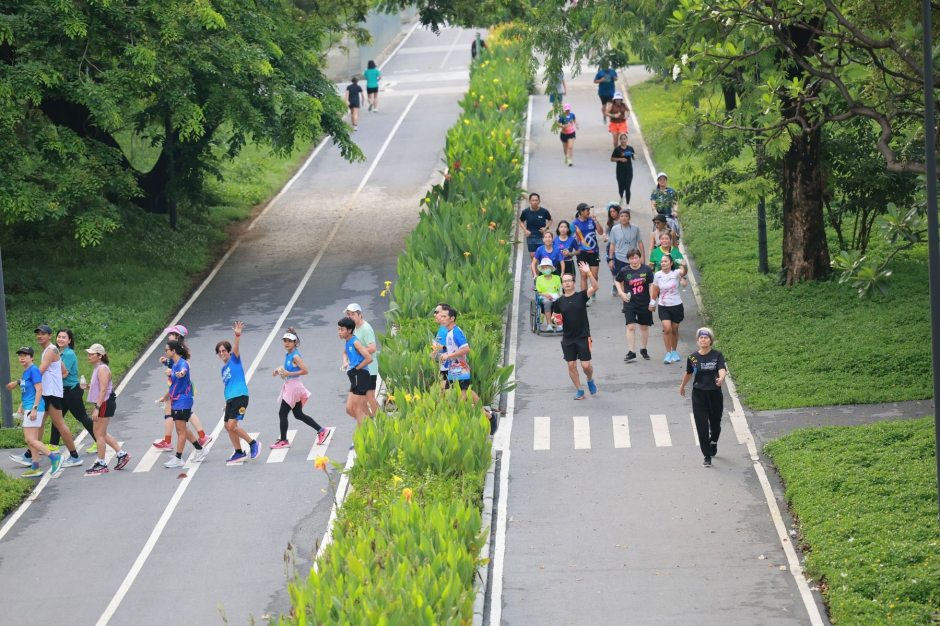 Lauffreude im Grünen: Zahlreiche Teilnehmer machen sich bereit für den ‚Run for Mom‘ in Bangkok. Bild: 12 AUG Half Marathon