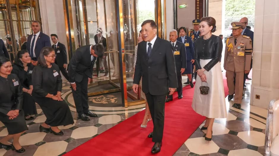 König Maha Vajiralongkorn und Königin Suthida treffen im Hotel Le Meurice Paris ein, wo zahlreiche Gäste ihre Aufwartung machen. Foto: The Nation