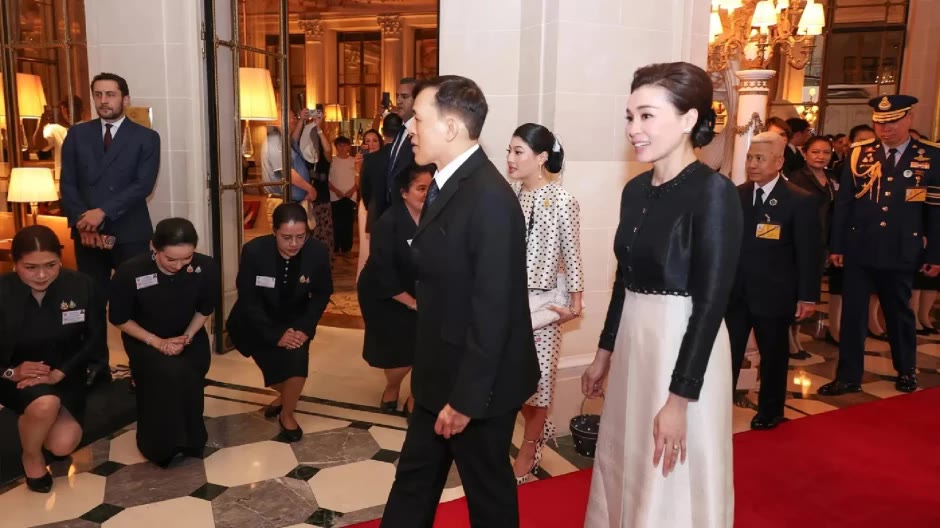 Nach der Ankunft im Hotel Le Meurice Paris begrüßen Ihre Majestäten Vertreter der thailändischen Botschaft und der thailändischen Gemeinschaft. Foto: The Nation