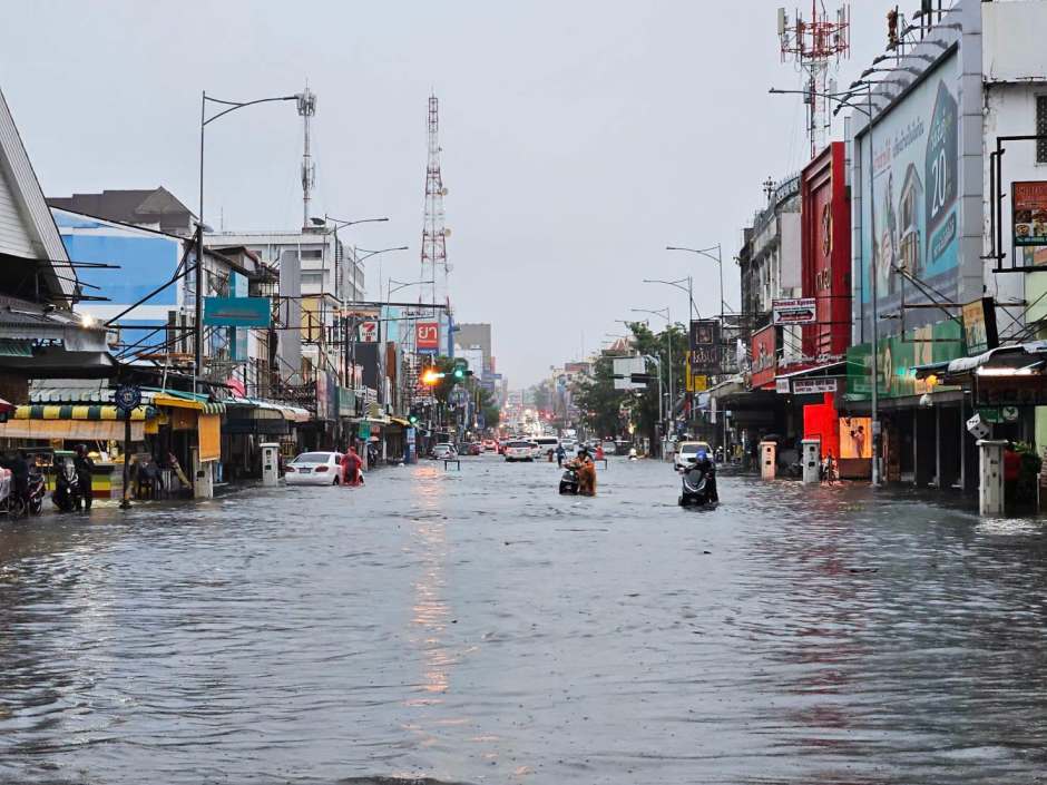 Die Pattaya Third Road musste wegen der starken Überschwemmungen vollständig für den Verkehr gesperrt werden. Foto: Pattaya City Police