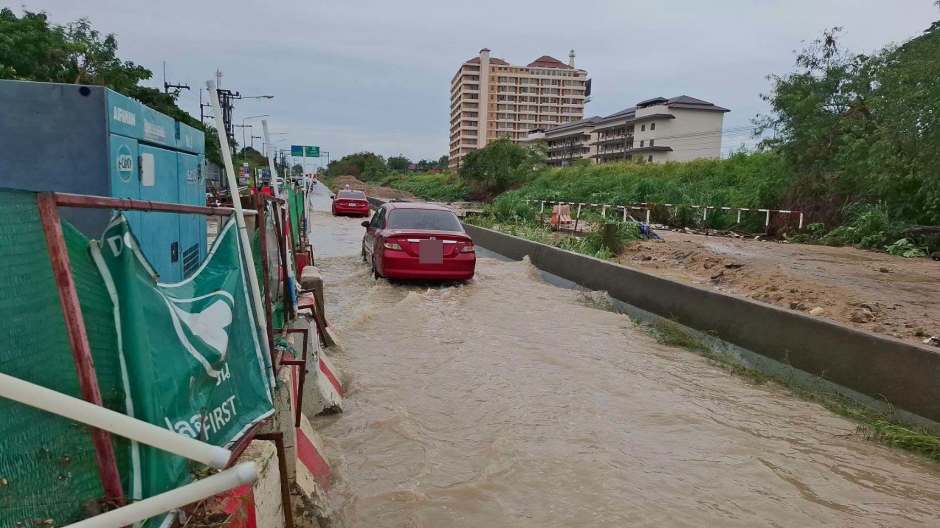 Die Umgehungsstraße entlang der Bahnlinie zählt seit Jahren zu den Hochwasser-Brennpunkten Pattayas. Foto: Pattaya City Police
