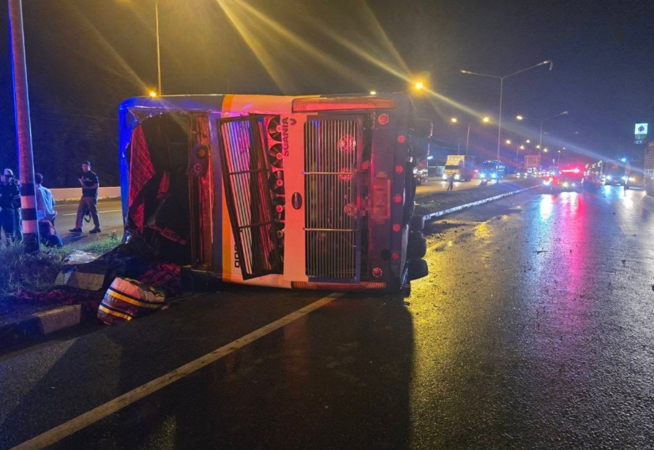 Polizei und Rettungskräfte sicherten die Unfallstelle auf der Phetkasem Road und leiteten erste Maßnahmen ein. Bild: FM91 Trafficpro