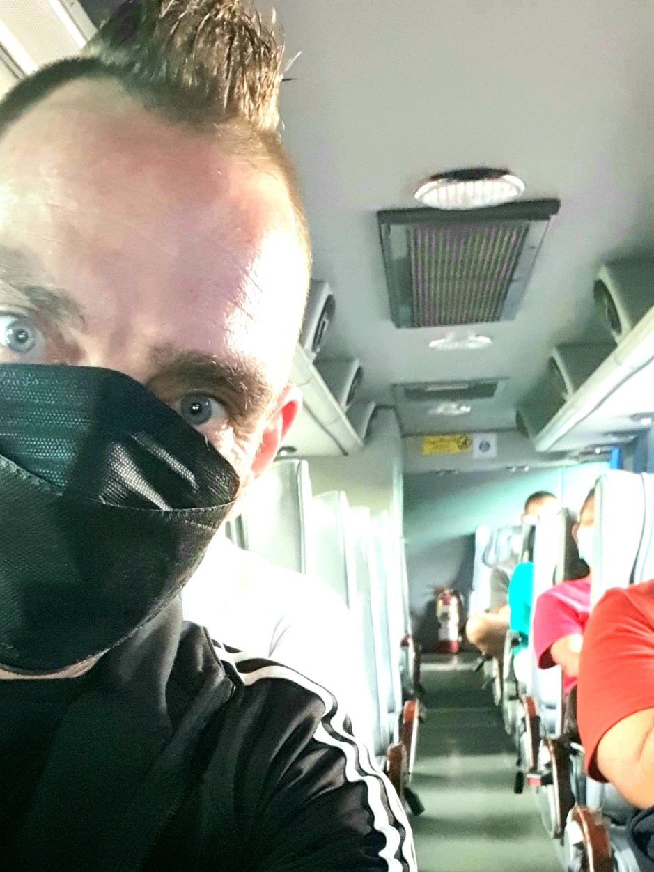 Die Busse sind stark klimatisiert. Wer sich nicht erkälten möchte sollte auf der Fahrt eine dünne Jacke tragen. An Bord der Busse gilt die Nasen-Mund-Schutz-Pflicht. Foto: Jahner