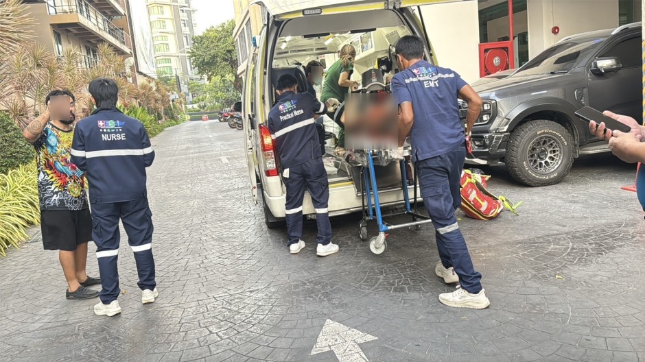 Rettungskräfte bringen die schwer verletzte Frau nach der Erstversorgung in ein Krankenhaus in Pattaya. Bild: TMN.TV
