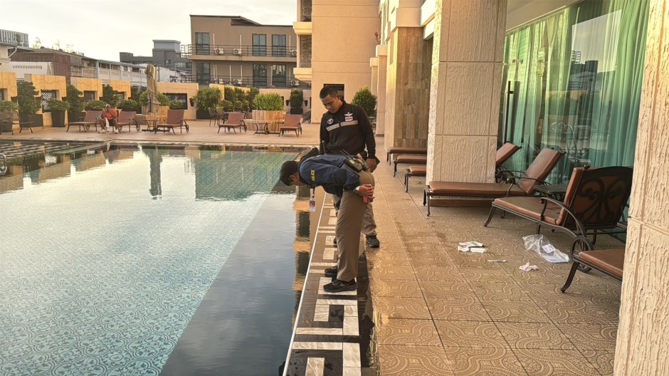 Polizeibeamte untersuchen den Poolbereich des Condominiums und sichern mögliche Spuren zum Hergang des Sturzes. Bild: TMN.TV