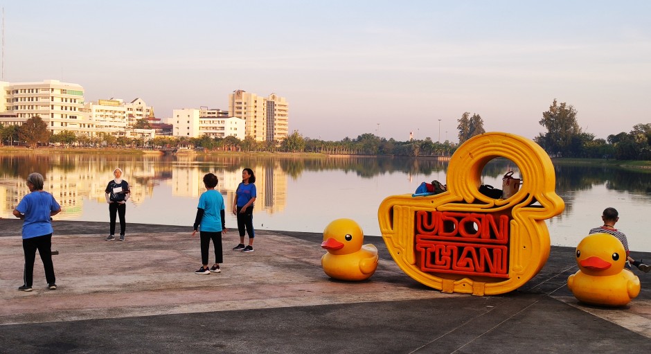 Sie sind das beliebte Wahrzeichen von Udon Thani: Quietschgelbe Enten, die am Ufer des Nong-Prajak-Sees bestaunt werden können. Der Park ist bei Familien beliebt. Foto: Spraul-Doring