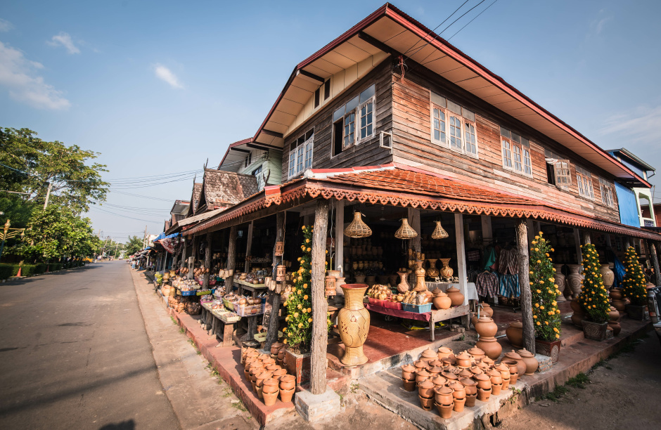 Ban Chiang beherbergt nicht nur ein Nationalmuseum, sondern auch viele Holzhäuser mit urigen Läden. Foto: Chay / Adobe Stock