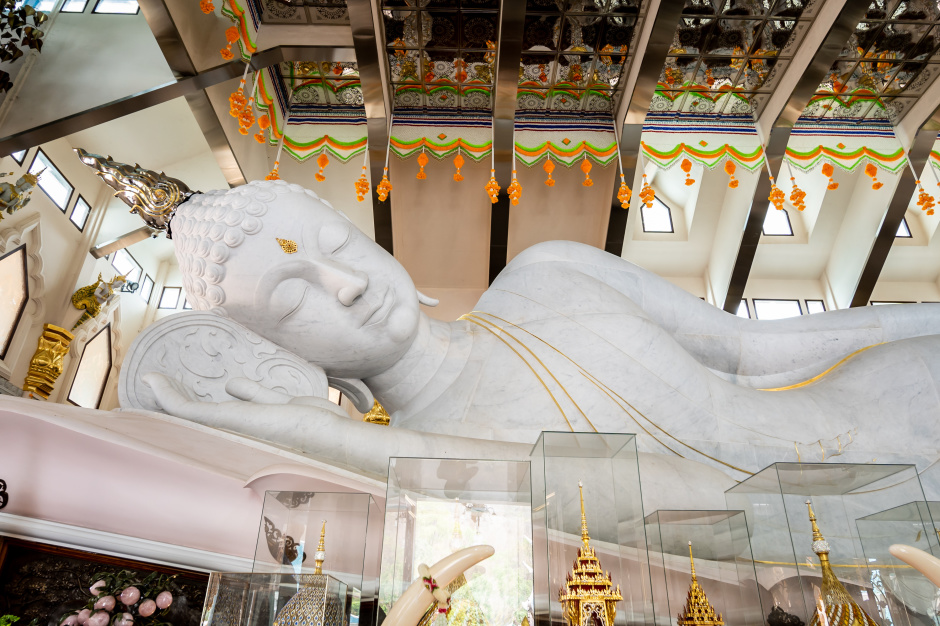 Der Wat Pa Phu Kon beherbergt einen 20 Meter langen, liegenden Buddha aus italienischem Marmor. Foto: somchairakin / Adobe Stock