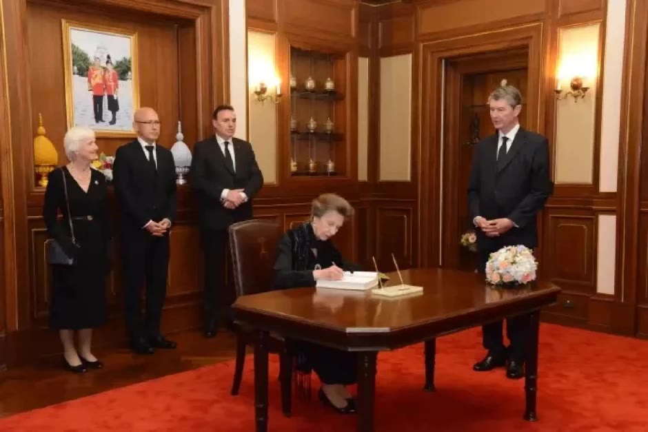 Prinzessin Anne trägt sich im Großen Palast in das Kondolenzbuch für Königinmutter Sirikit und Prinzessin Bajrakitiyabha ein. Foto: The Nation