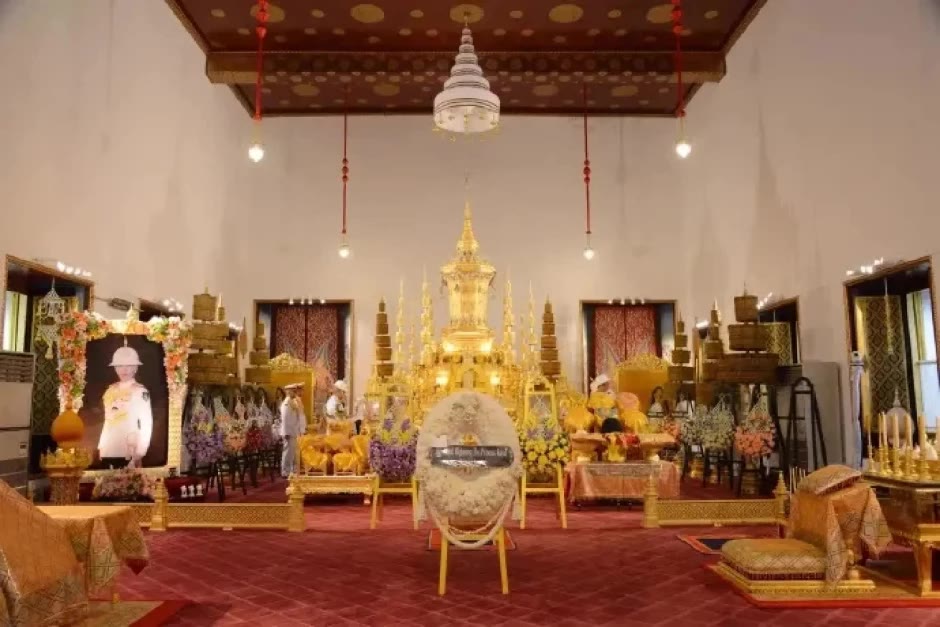 Im Dusit-Maha-Prasat-Thronsaal legte Prinzessin Anne einen Kranz zum Gedenken an die verstorbene Königinmutter Sirikit nieder. Foto: The Nation