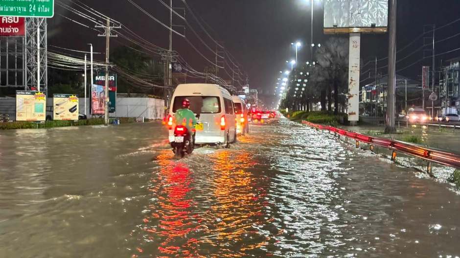 Autos und Motorräder kämpfen sich durch überflutete Straßen, nachdem heftiger Starkregen weite Teile Pattayas überschwemmt hat. Bild: Direct Line to Mayor Beer Pattaya