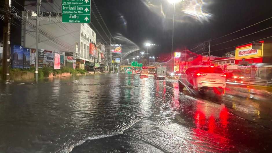 Überflutete Fahrbahnen erschweren den Verkehr auf der Sukhumvit Road in Pattaya. Bild: Direct Line to Mayor Beer Pattaya