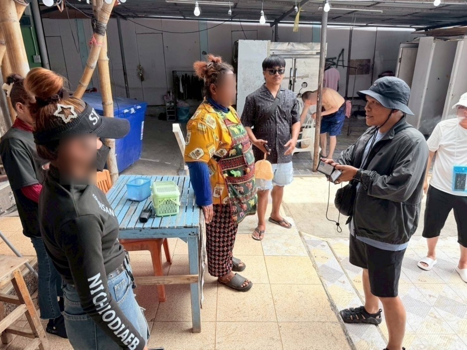 Beamte kontrollieren während des verdeckten Einsatzes Beschäftigte auf Koh Larn. Bild: TMN.TV