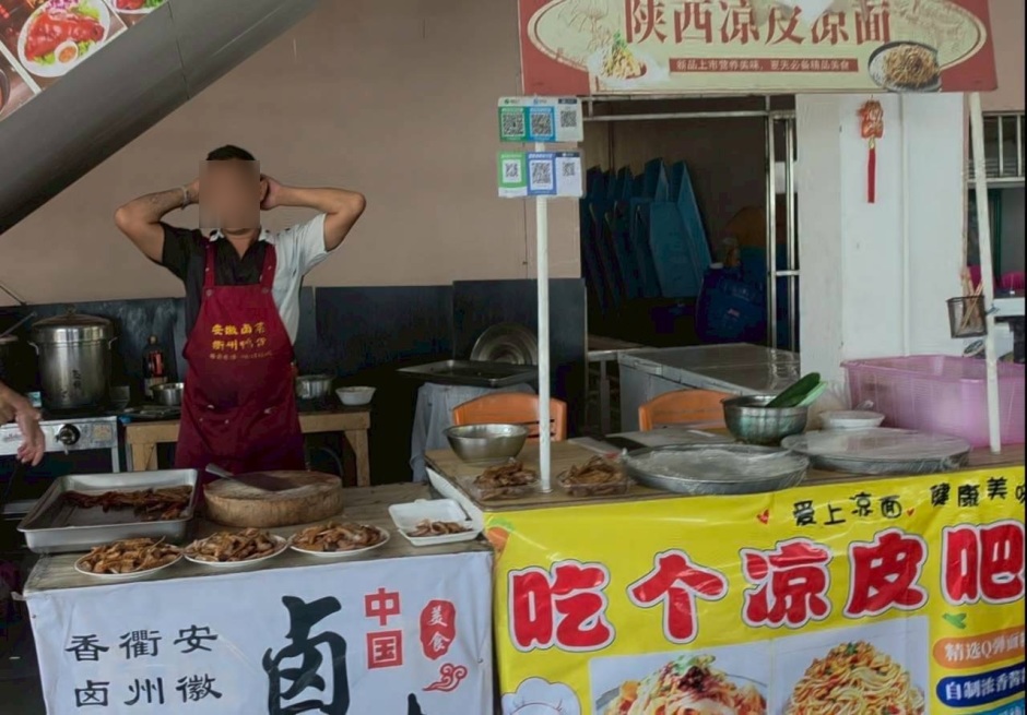 Ein Beschäftigter steht vor einem Street-Food-Stand, der während der Kontrollen überprüft wurde. Bild: TMN.TV
