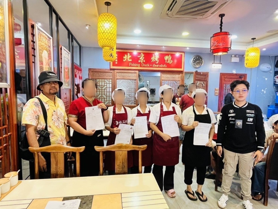 Beschäftigte in einem Chinarestaurant zeigen den Beamten Dokumente zur Überprüfung vor. Bild: TMN.TV