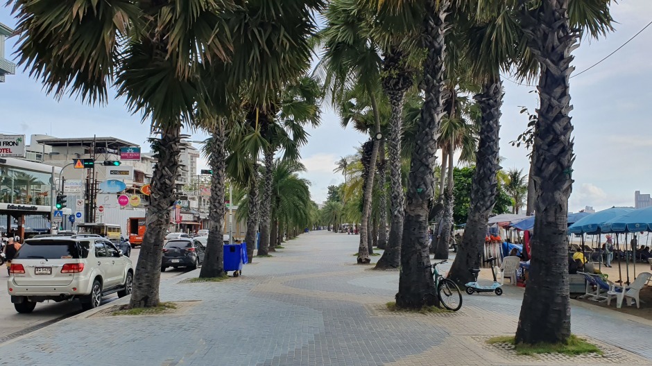 Außer auf dem Abschnitt vor dem Central Pattaya geht es auf Pattayas Strandpromenade noch ruhig zu. Foto: Jahner