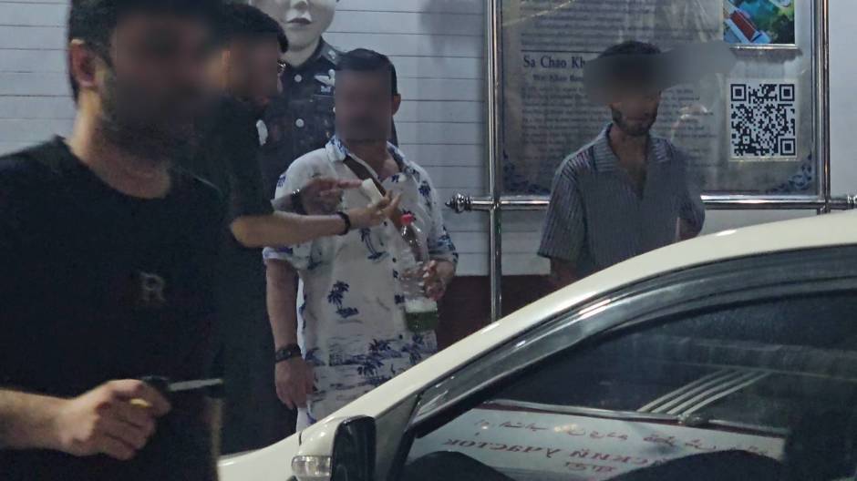 Vor der Polizeiwache Pattaya City sind Mitglieder der Gruppe mit Kratom-Getränken zu sehen, die nach dem Vorfall zur Dienststelle gekommen waren. Bild: TMN.TV