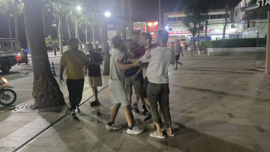 Vor einem Einkaufszentrum am Central Pattaya Beach setzt sich die Auseinandersetzung zwischen den Beteiligten des Familienstreits fort. Bild: TMN.TV