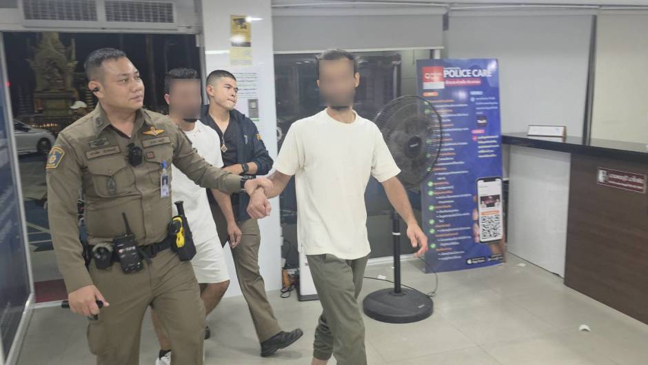 Polizeibeamte bringen einen Beteiligten nach dem Vorfall zur weiteren Befragung auf die Polizeiwache Pattaya City. Bild: TMN.TV