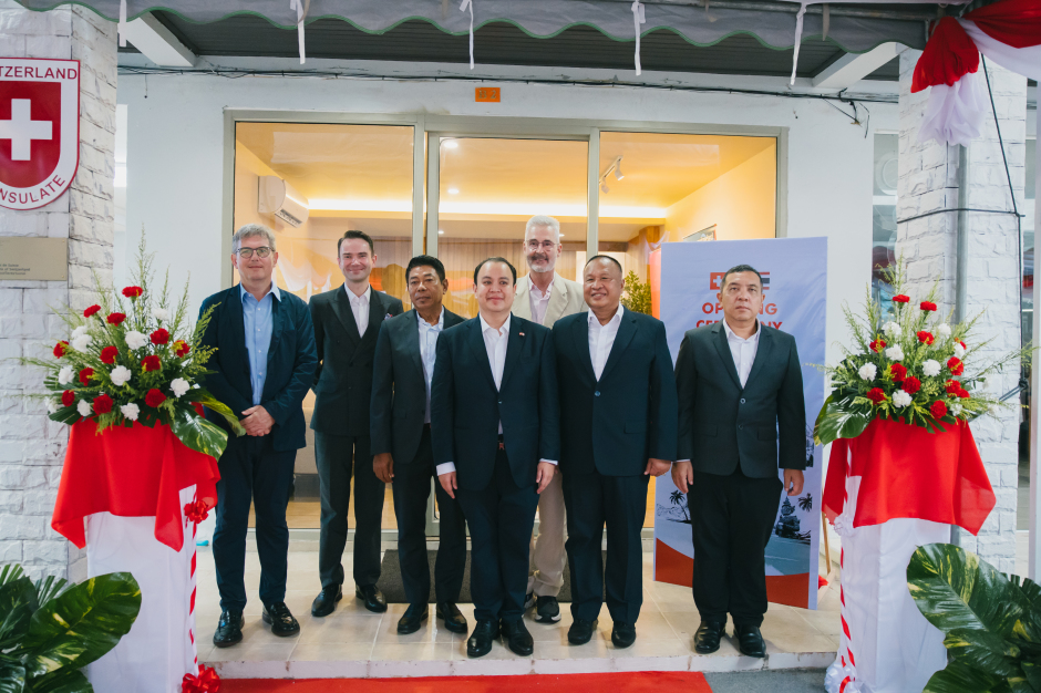 Vertreter aus Politik und Diplomatie begleiten die Eröffnung des neuen Konsulats. Es ist für die gesamte Provinz zuständig. Foto: Embassy of Switzerland in Thailand