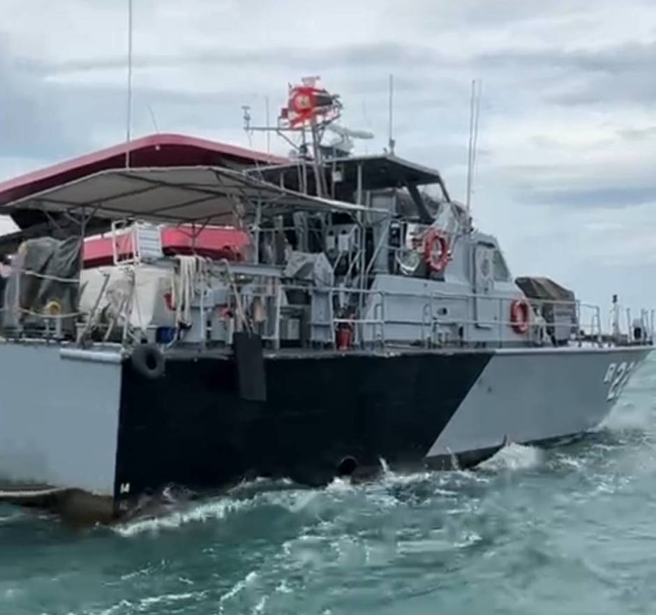Patrouillenboot der Marine auf dem Weg zum havarierten Touristenschiff vor Koh Kood im stürmischen Meer. Foto: Khaosod