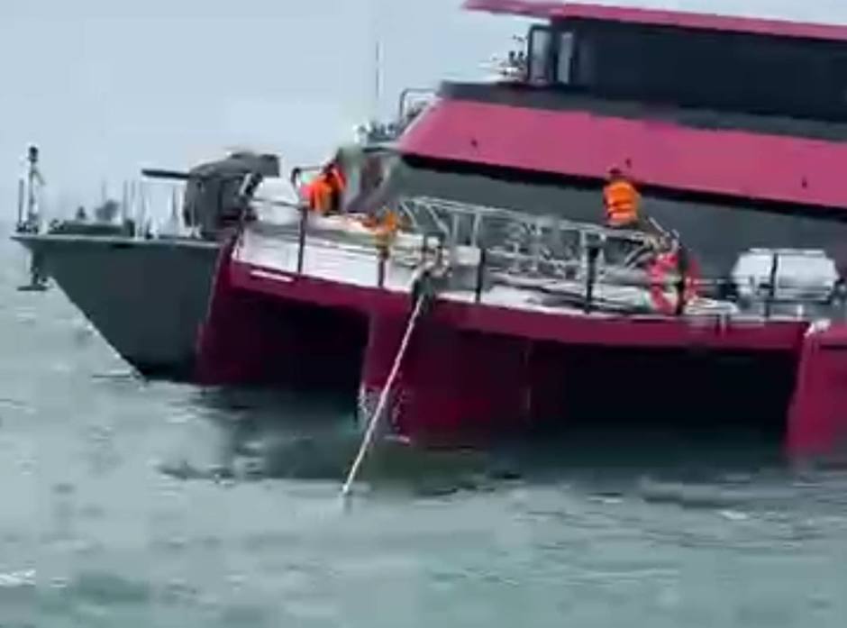 Rettungskräfte sichern das beschädigte Passagierboot, während Touristen im Sturm an Bord unterstützt werden. Foto: Khaosod
