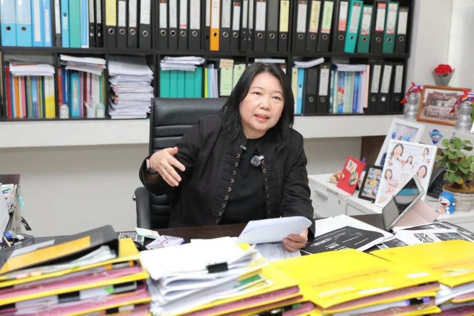 Namphueng Chaleechat erläuterte die Gründe für die Anschaffung zusätzlicher Fahrzeuge durch die Stadtverwaltung. Bild: PR Pattaya