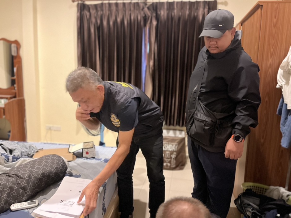  Im Schlafzimmer des Verdächtigen fand die Polizei zahlreiche Kreditunterlagen und Beweismaterialien. Bild: TMN.TV