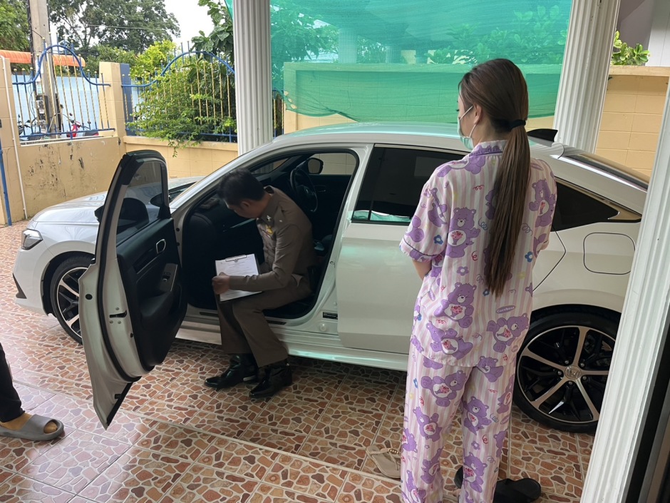 Ein Ermittler inspizieren das Fahrzeug des Verdächtigen vor dessen Wohnhaus in Pattaya. Bild: TMN.TV
