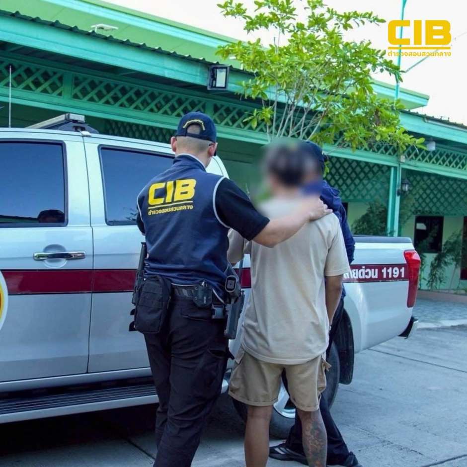 Nach der Festnahme wird der Tatverdächtige von Ermittlern zum Polizeifahrzeug begleitet, um ihn zur weiteren Vernehmung zu bringen. Bild: Central Investigation Bureau (CIB)