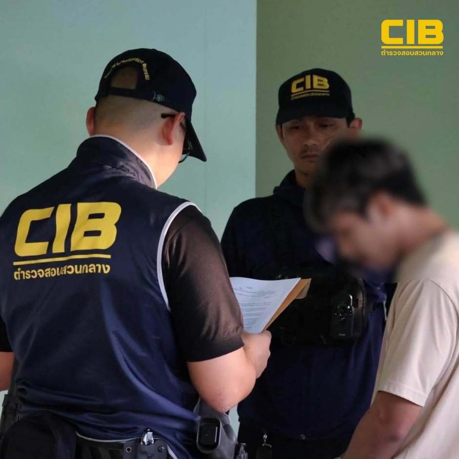 Beamte der Central Investigation Bureau eröffnen dem mutmaßlichen Leiter des Boxcamps den Haftbefehl nach seiner Festnahme. Bild: Central Investigation Bureau (CIB)