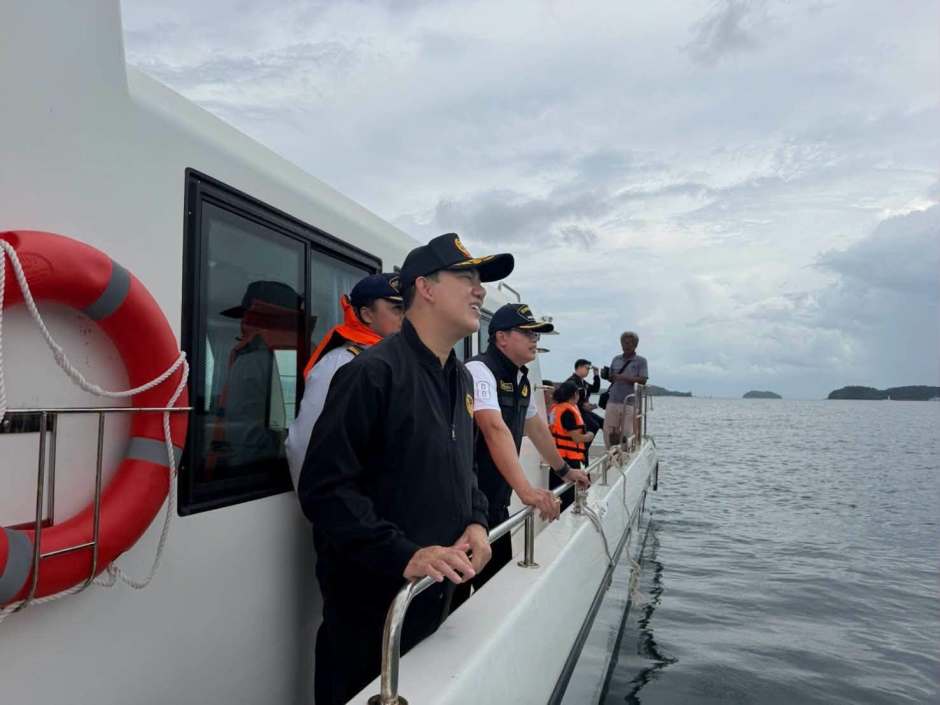 Vertreter der Provinzverwaltung und des Regional Harbour Office begleiten die Kontrollfahrt zur Überwachung von Jetski-Unternehmen rund um Phuket. Bild: Phuket Info Center