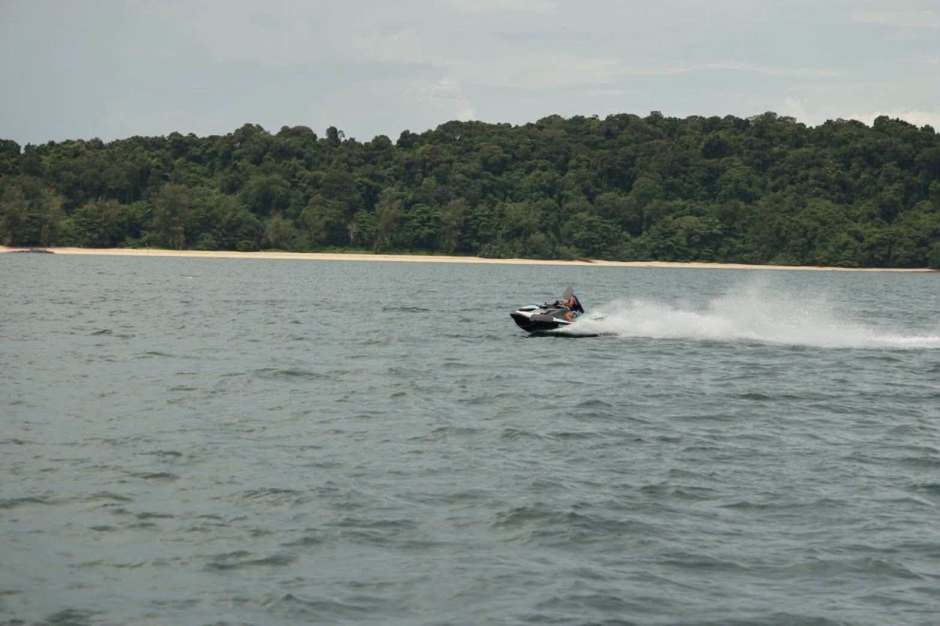 Ein Jetski wird während der behördlichen Kontrollen auf dem Meer überprüft. Die Aktion richtete sich gegen nicht genehmigte Betreiber und mögliche Nominee-Konstruktionen. Bild: Phuket Info Center