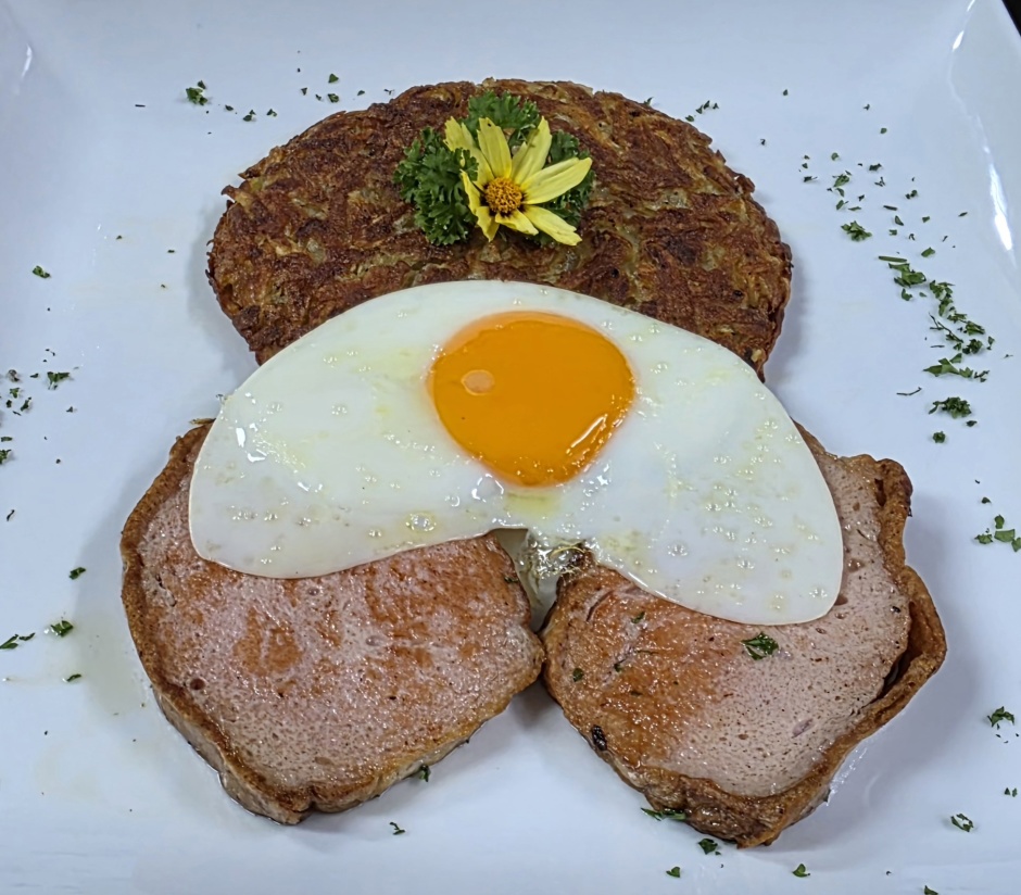 Goldbraun gebratener Fleischkäse mit knusprigem Rösti und Spiegelei gehört zu den aktuellen Wochenangeboten.