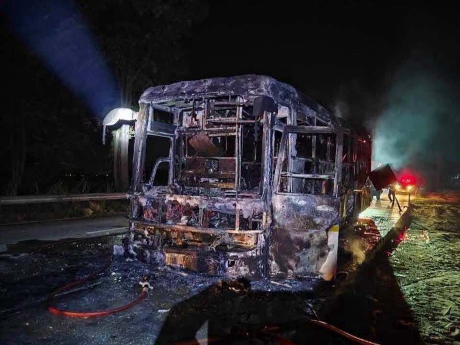 Der Reisebus wurde durch das Feuer vollständig zerstört. Bild: JS100 Radio