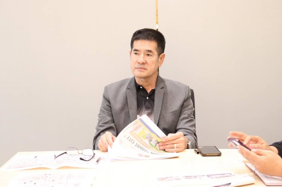 Bürgermeister Nopporn Wutthikul leitet die Sitzung zur Weiterentwicklung des Nahverkehrsnetzes. Foto: Stadtverwaltung Hua Hin