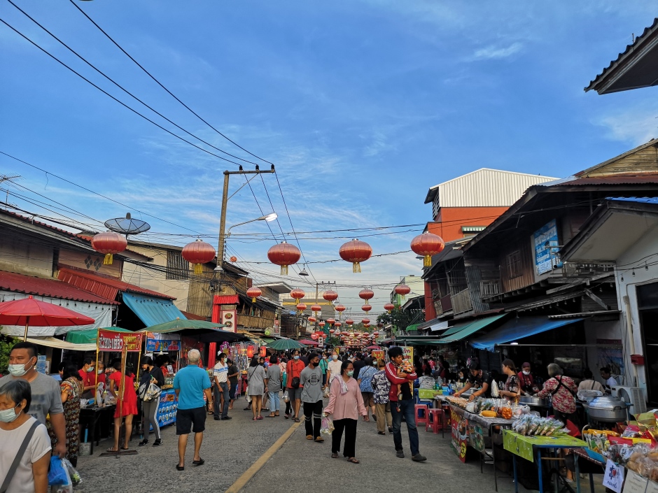 Street-Food und Kultur bietet der 100 Year Old Chinese Market in Ban Chak Ngaew, Huay Yai, am Wochenende. Foto: DASTA
