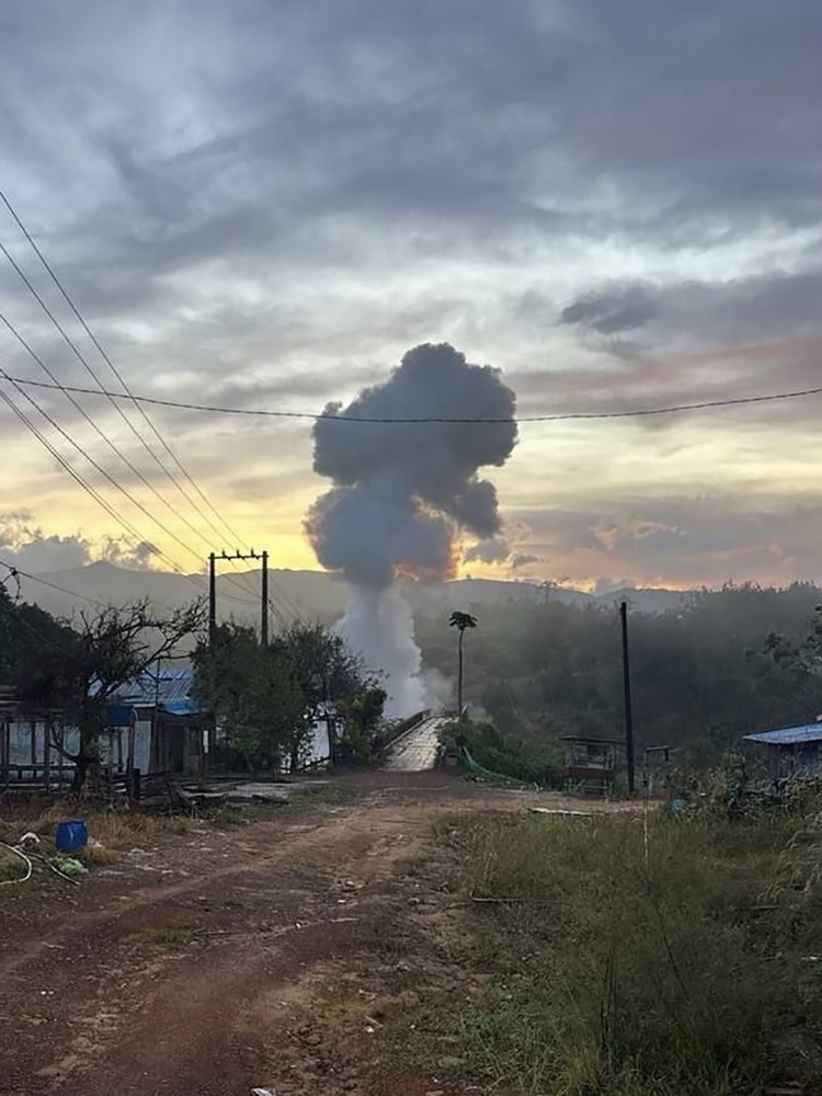 Thai-F-16-Kampfflugzeuge bombardierten am 13. Dezember 2025 eine Brücke in der kambodschanischen Provinz Pursat, die nach Armeeangaben als wichtige Nachschubroute kambodschanischer Truppen galt. Foto: epa/Agence Kampuchea Presse (AKP)
