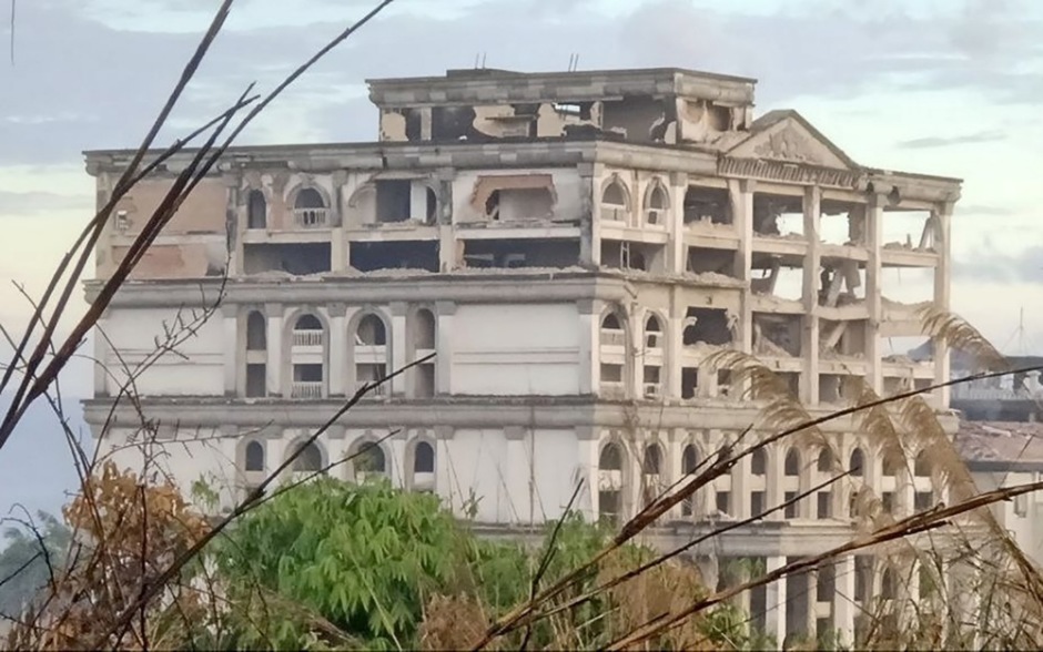 Das zerstörte Casinogebäude im Gebiet Koh Yor nahe der Provinz Trat nach einem Luftangriff thailändischer F-16-Jets. Foto: epa/Agence Kampuchea Presse (AKP)