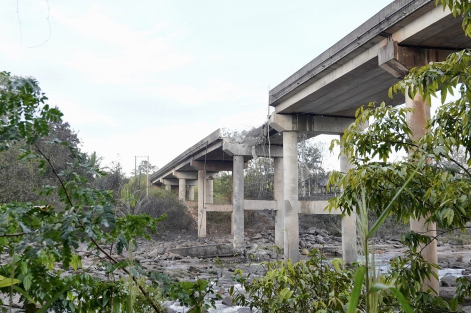 Die Chum-Nea-Brücke in der kambodschanischen Provinz Pursat wurde bei einem Luftangriff schwer beschädigt. Foto: epa/Agence Kampuchea Presse (AKP)