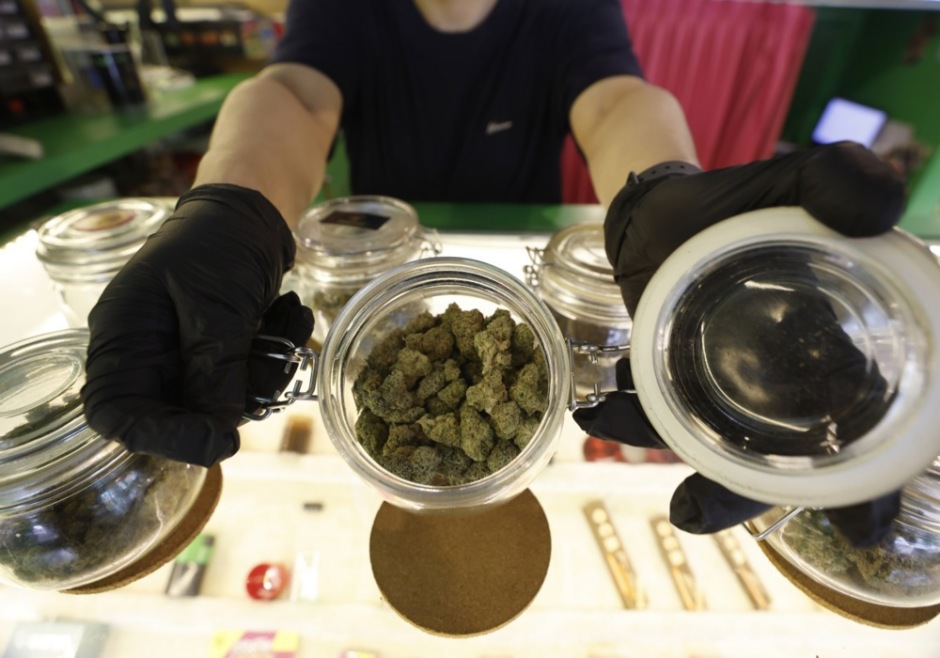 Ein Verkäufer zeigt Cannabis in einem Cannabis-Shop in Bangkok. Foto: epa-efe/Narong Sangnak