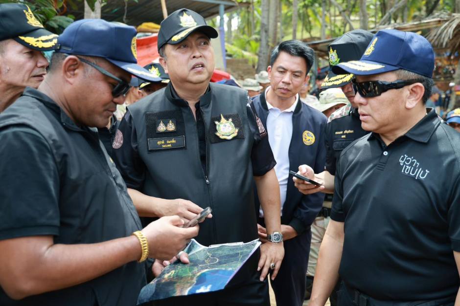 Behördenvertreter beraten vor Ort über Maßnahmen gegen illegale Sperren und Nutzungen am Nui Beach. Bild: Phuket Info Center