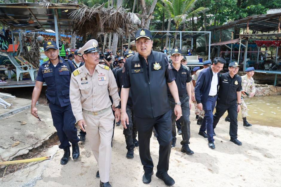 Umweltminister Suchart Chomklin inspiziert gemeinsam mit Behördenvertretern den Bereich am Nui Beach. Bild: Phuket Info Center